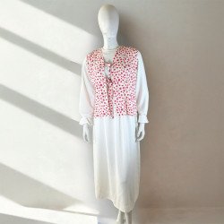 Robe blanche fluide avec gilet fleuri