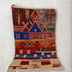Tapis berbère décoratif  Village coloré et symboles amazighs