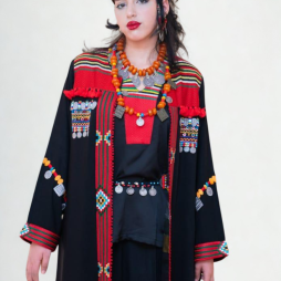 Tenue Berbère d’Exception  Héritage et Élégance Amazigh