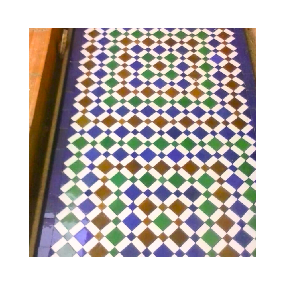 Sol en zellige marocain traditionnel à motifs losangés