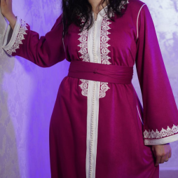 Caftan fuchsia brodé – Élégance moderne et détails raffinés