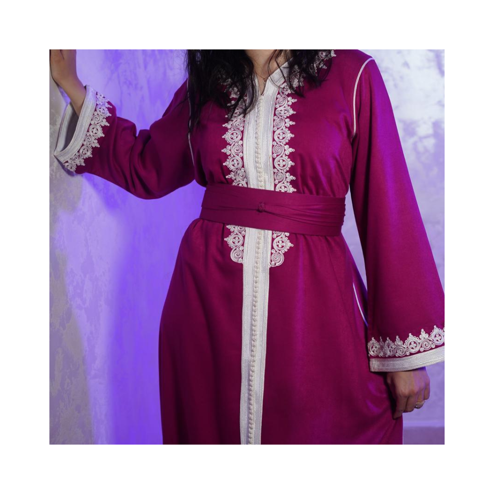 Caftan fuchsia brodé – Élégance moderne et détails raffinés