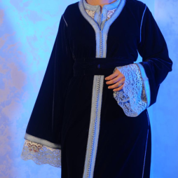Caftan en velours noir brodé