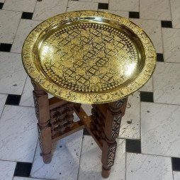 Table d'appoint marocaine en bois et plateau en laiton ciselé