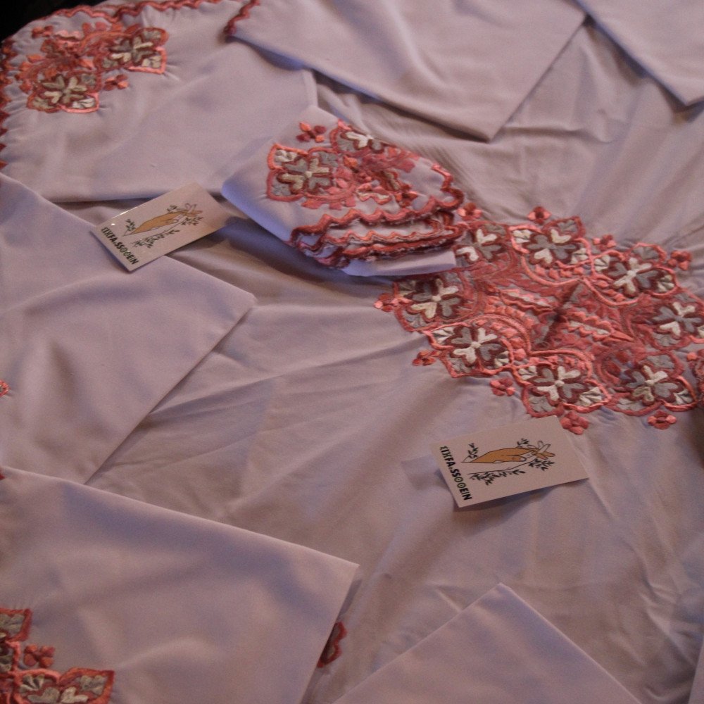 nappe artisanale brodée