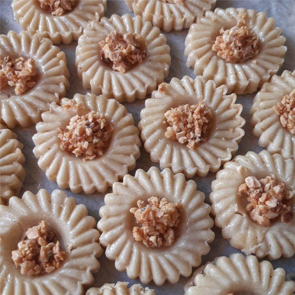  fleurs aux amandes garnies de fruits secs concassés 1 kg