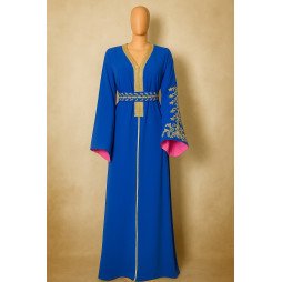 Caftan royal bleu brodé en doré  Élégance marocaine audacieuse