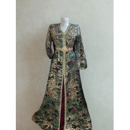 Takchita brodée vert émeraude et doré – Raffinement royal et allure majestueuse