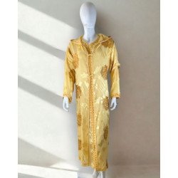 Djellaba marocaine dorée à motifs floraux – Élégance et raffinement