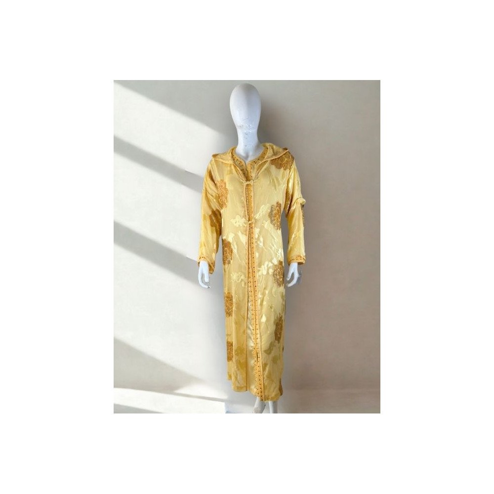 Djellaba marocaine dorée à motifs floraux – Élégance et raffinement