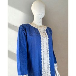 Tunique traditionnelle bleue à broderie blanche – Élégance sobre et raffinée