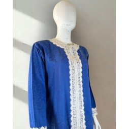 Tunique traditionnelle bleue à broderie blanche – Élégance sobre et raffinée