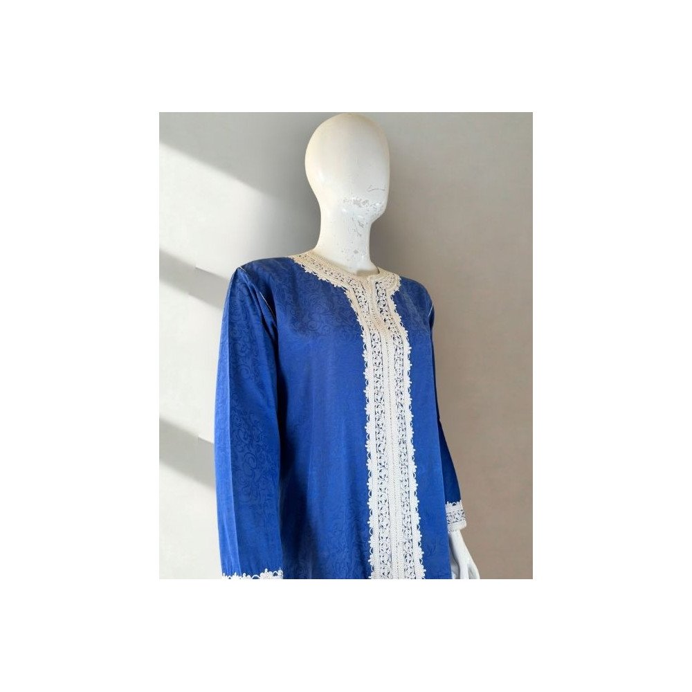 Tunique traditionnelle bleue à broderie blanche – Élégance sobre et raffinée
