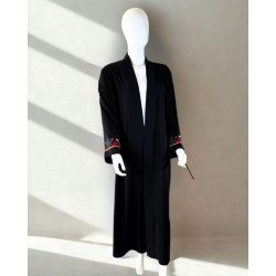 Kimono noir brodé – Élégance moderne et touche artisanale