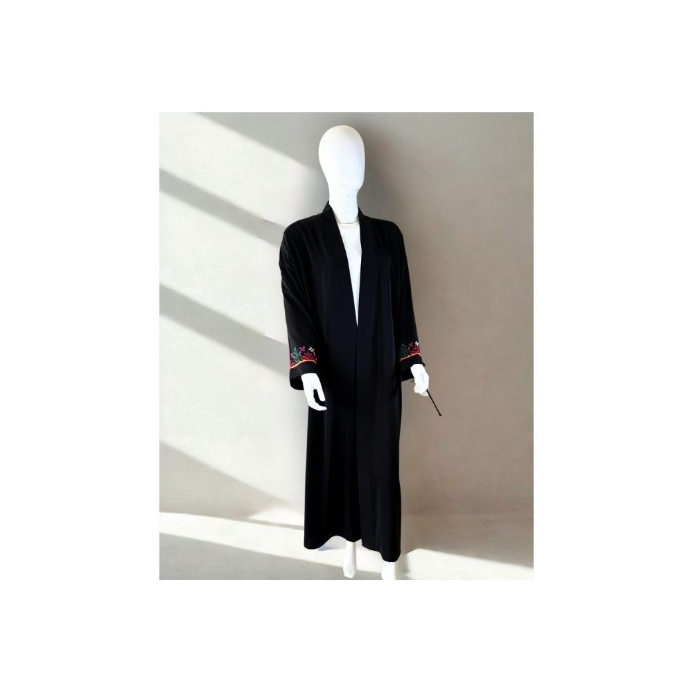 Kimono noir brodé – Élégance moderne et touche artisanale