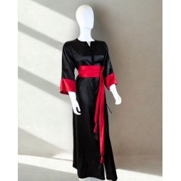 Caftan noir satiné avec ceinture rouge 