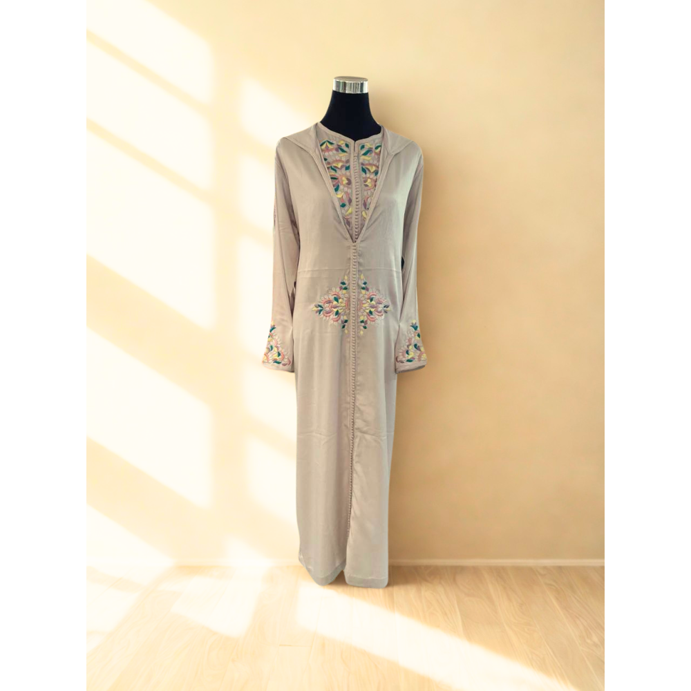 Jellaba Taupe en Coton Satiné avec Broderie Florale