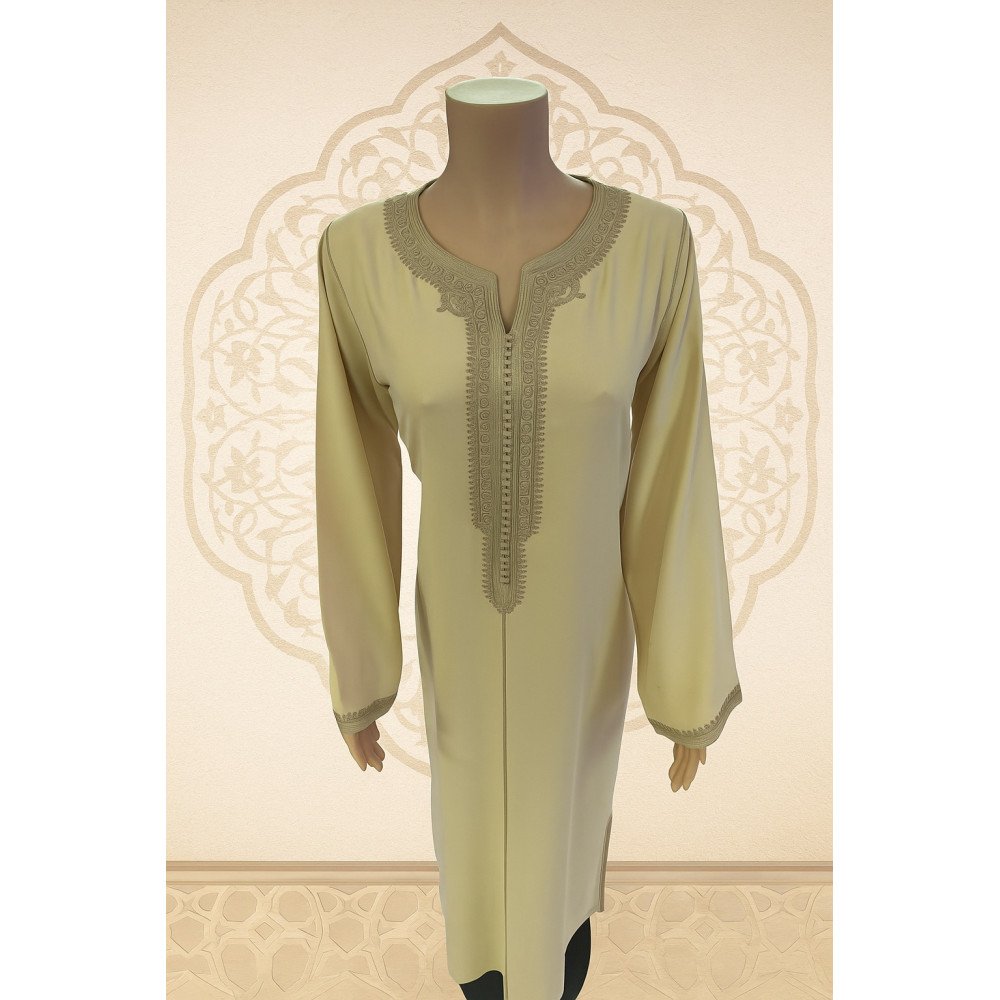 Caftan beige en mlifa – Élégance sobre et allure traditionnelle