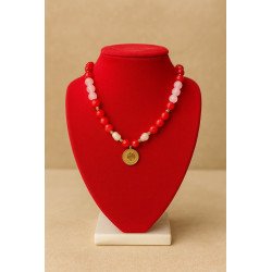 Collier artisanal en perles rouges & quartz rose – Pendentif pièce dorée