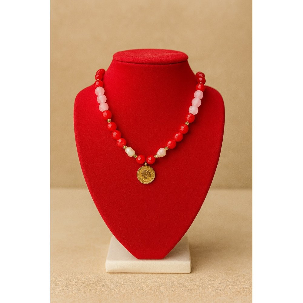 Collier artisanal en perles rouges & quartz rose – Pendentif pièce dorée