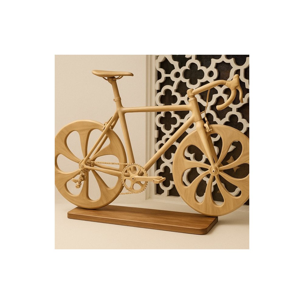Vélo artisanal en bois sculpté