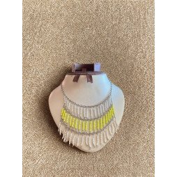 Collier en perles jaune et blanc