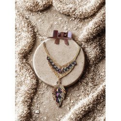 Collier orné de perles irisées