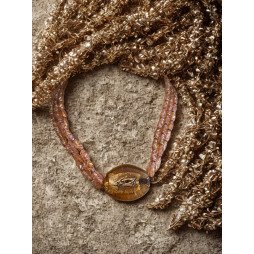 Collier en perle avec une pierre précieuse